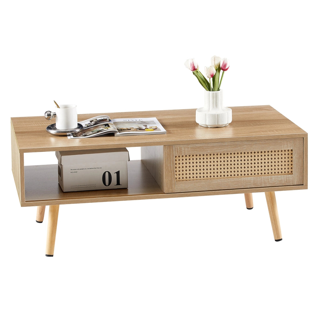 Tavolino da caffè con porta scorrevole; gambe in legno; effetto rattan; MDF; naturale