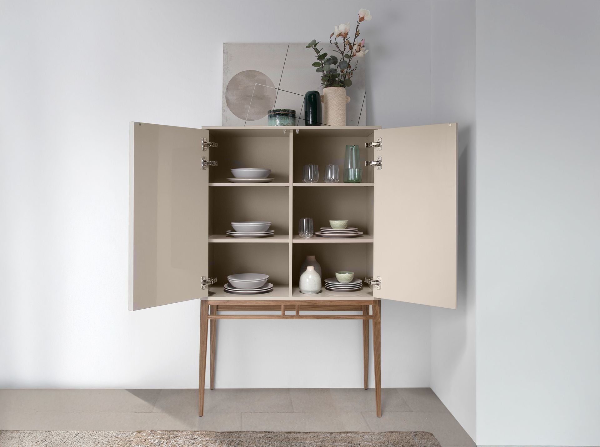 Credenza alta beige e noce