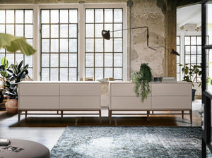 Credenza in legno beige e noce