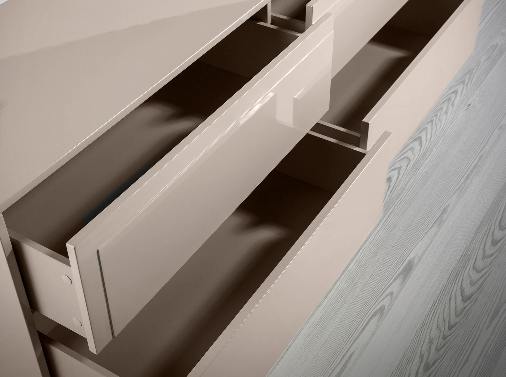 Credenza in legno beige e noce