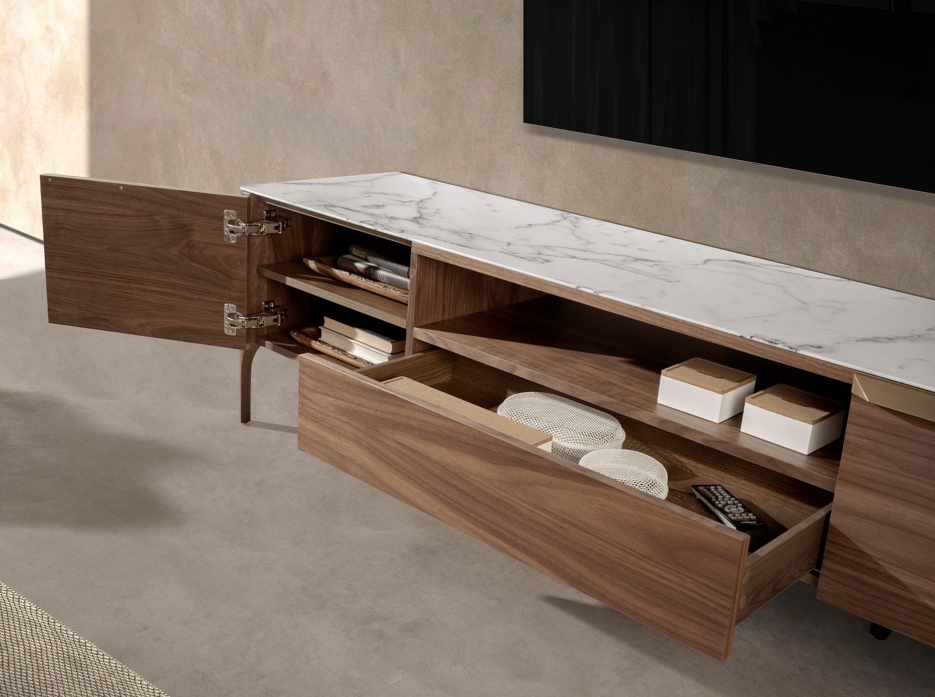 Porta TV in noce con piano in vetro a imitazione del marmo