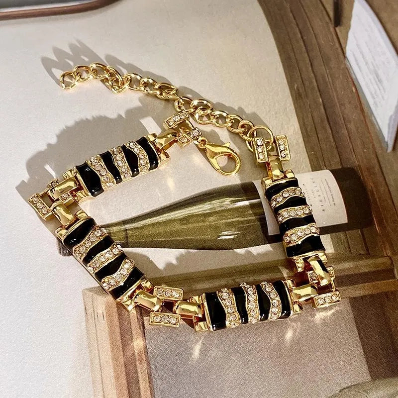 Set di gioielli con perline di semi di zebra nera: collana, orecchini e bracciale fatti a mano.