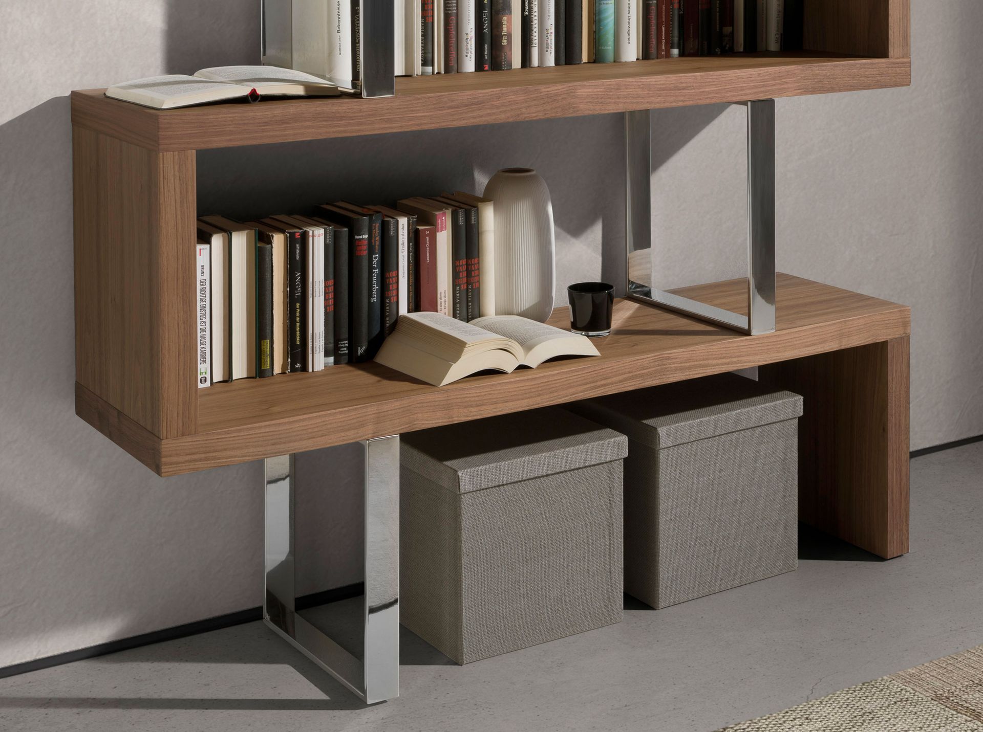 Scaffali in noce e acciaio