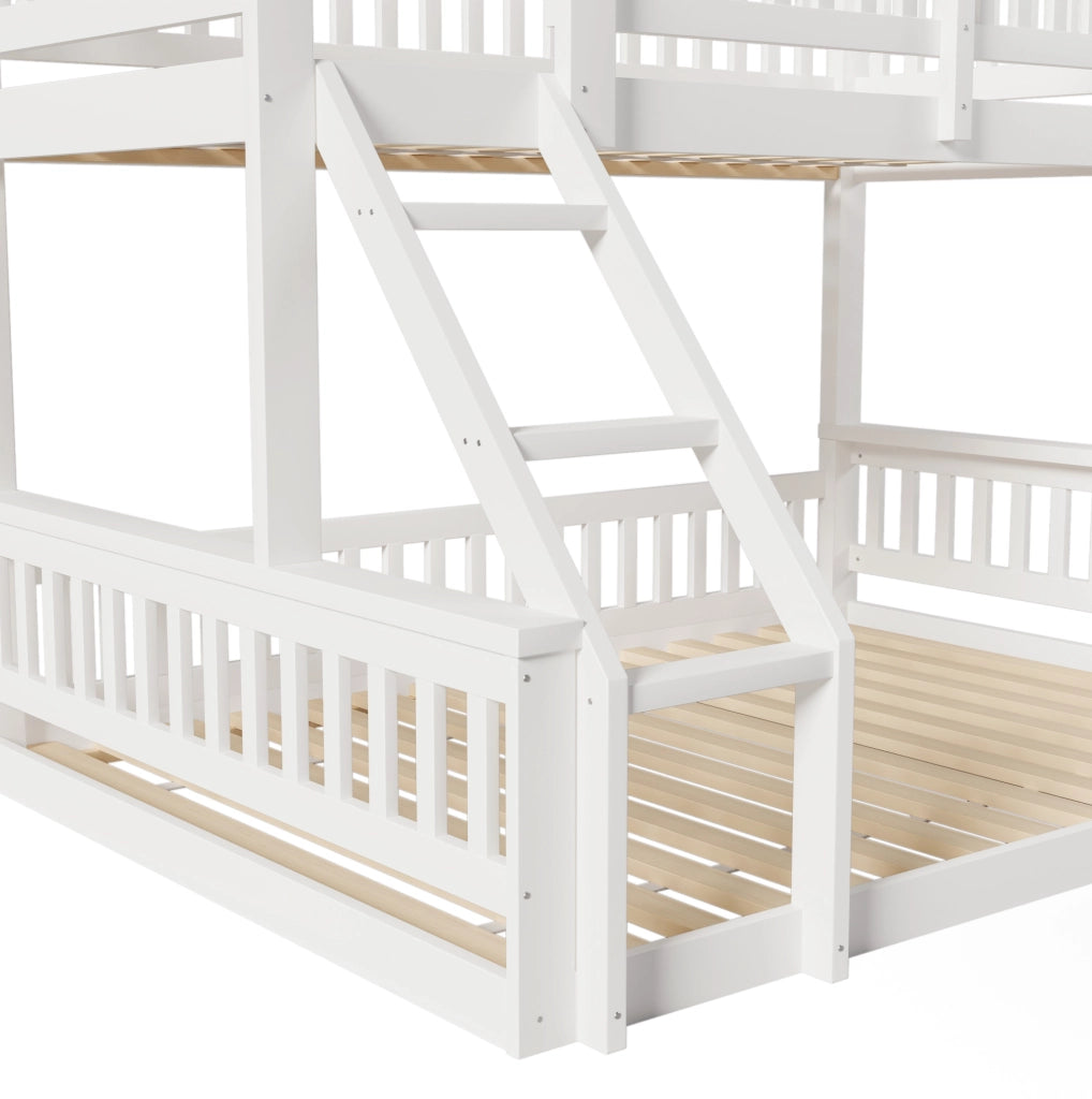 Letto a castello in legno 90x200 cm + 140x200 cm bianco con scala e sponde