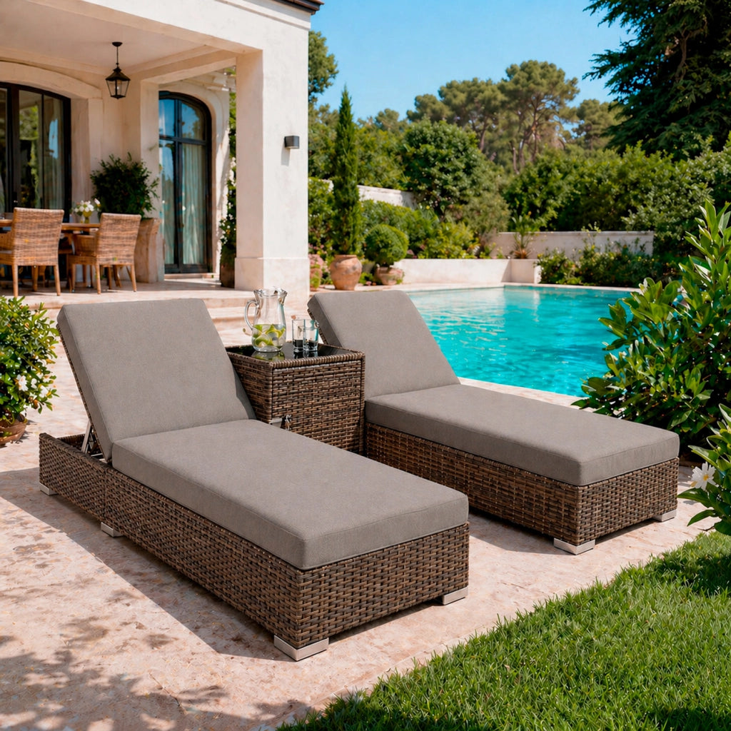 Set 2 Lettini Prendisole In Polyrattan Con Tavolino Contenitore E Cuscini Schienale Regolabile 5 Posizioni Sdraio Da Giardino Terrazzo Piscina Relax Arredo Esterno 184 x 60 x 21 Cm Marrone E Grigio
