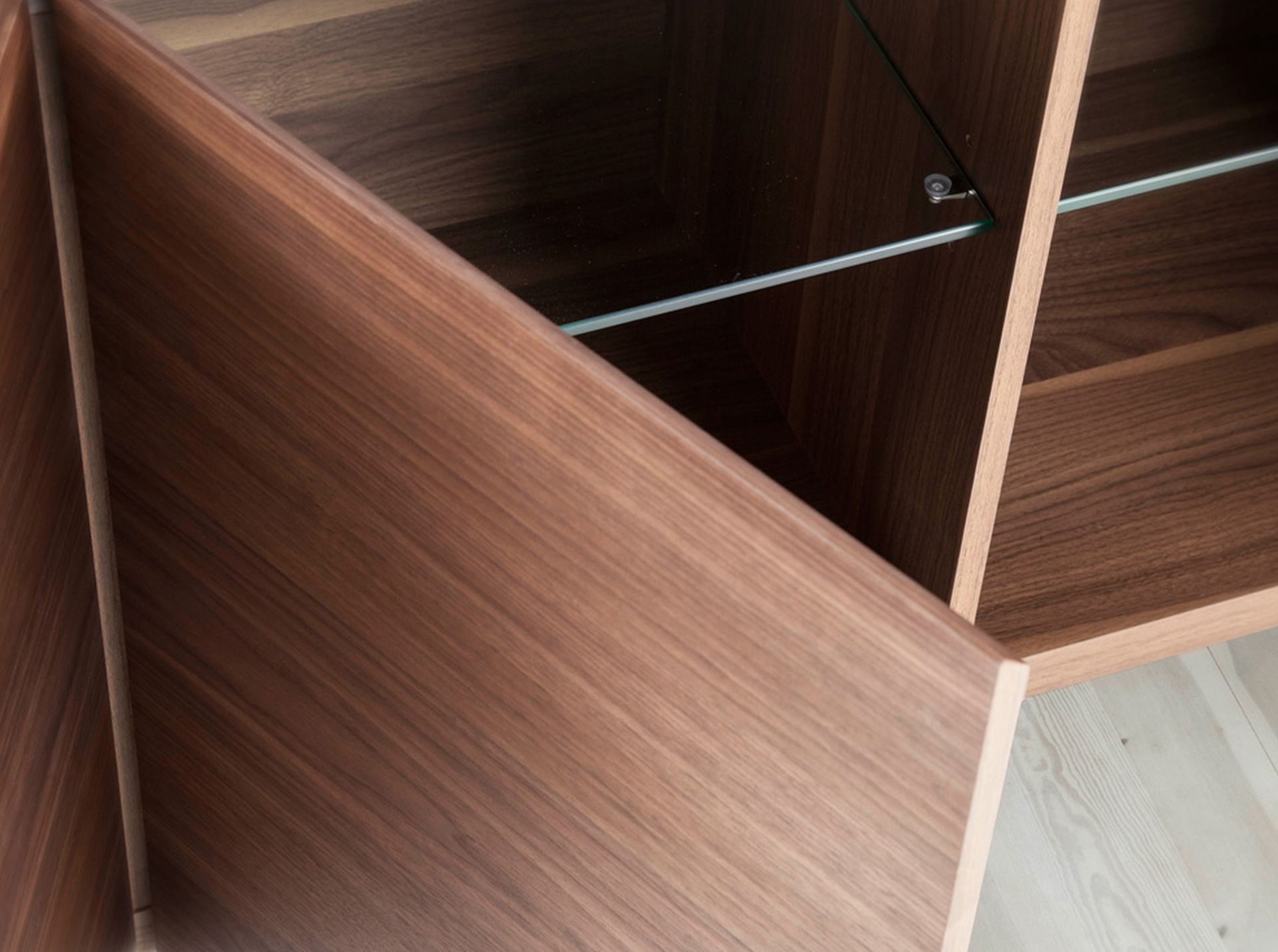 Credenza in noce con piano in vetro a imitazione del marmo