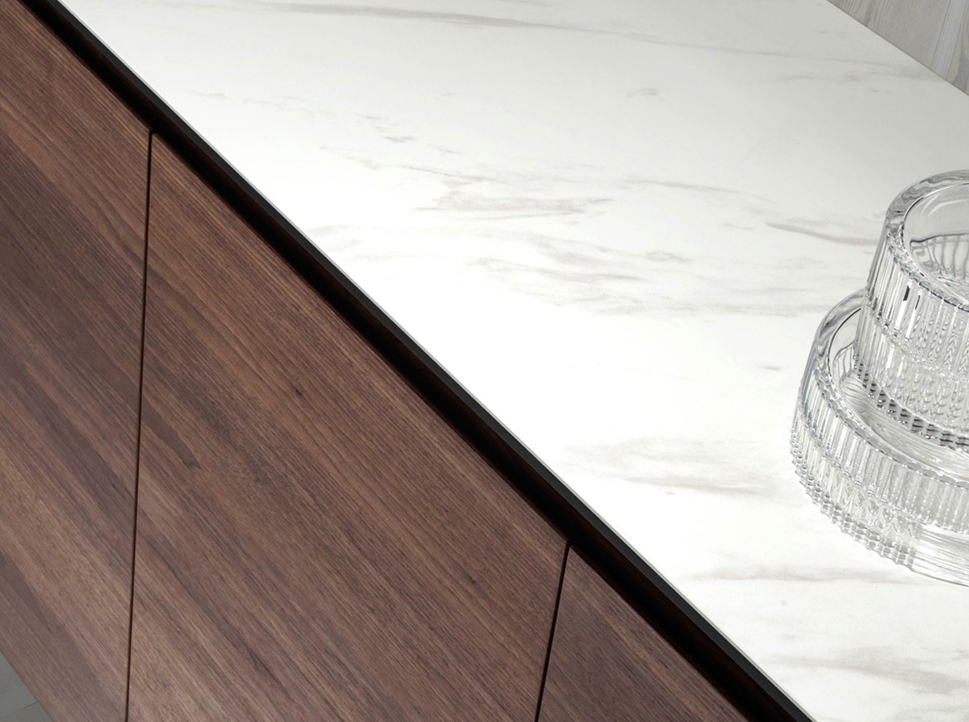 Credenza in noce con piano in vetro a imitazione del marmo