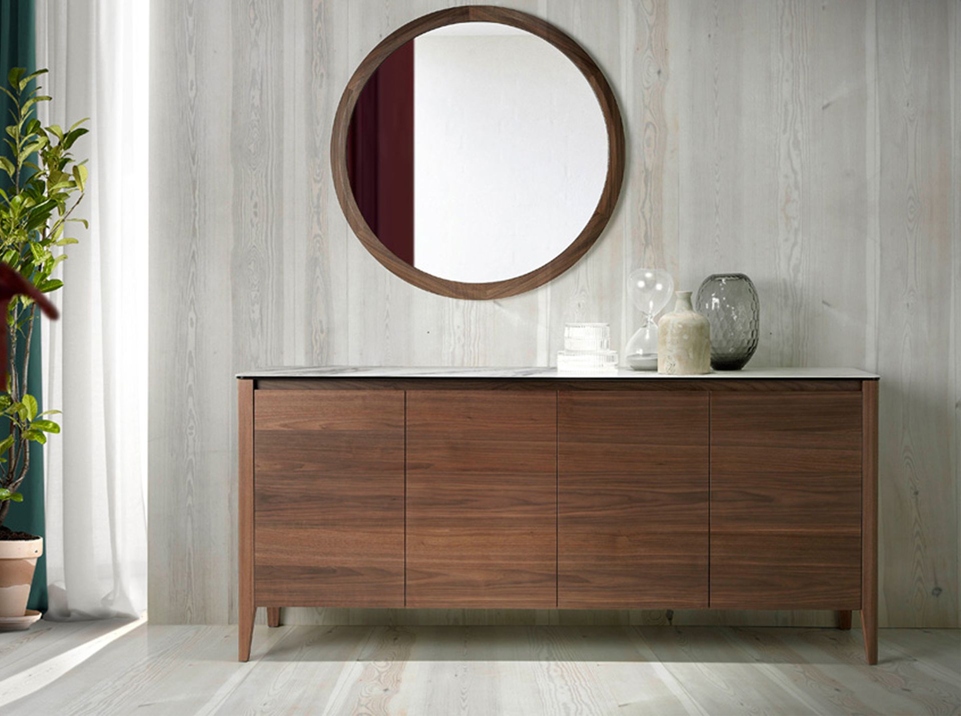 Credenza in noce con piano in vetro a imitazione del marmo