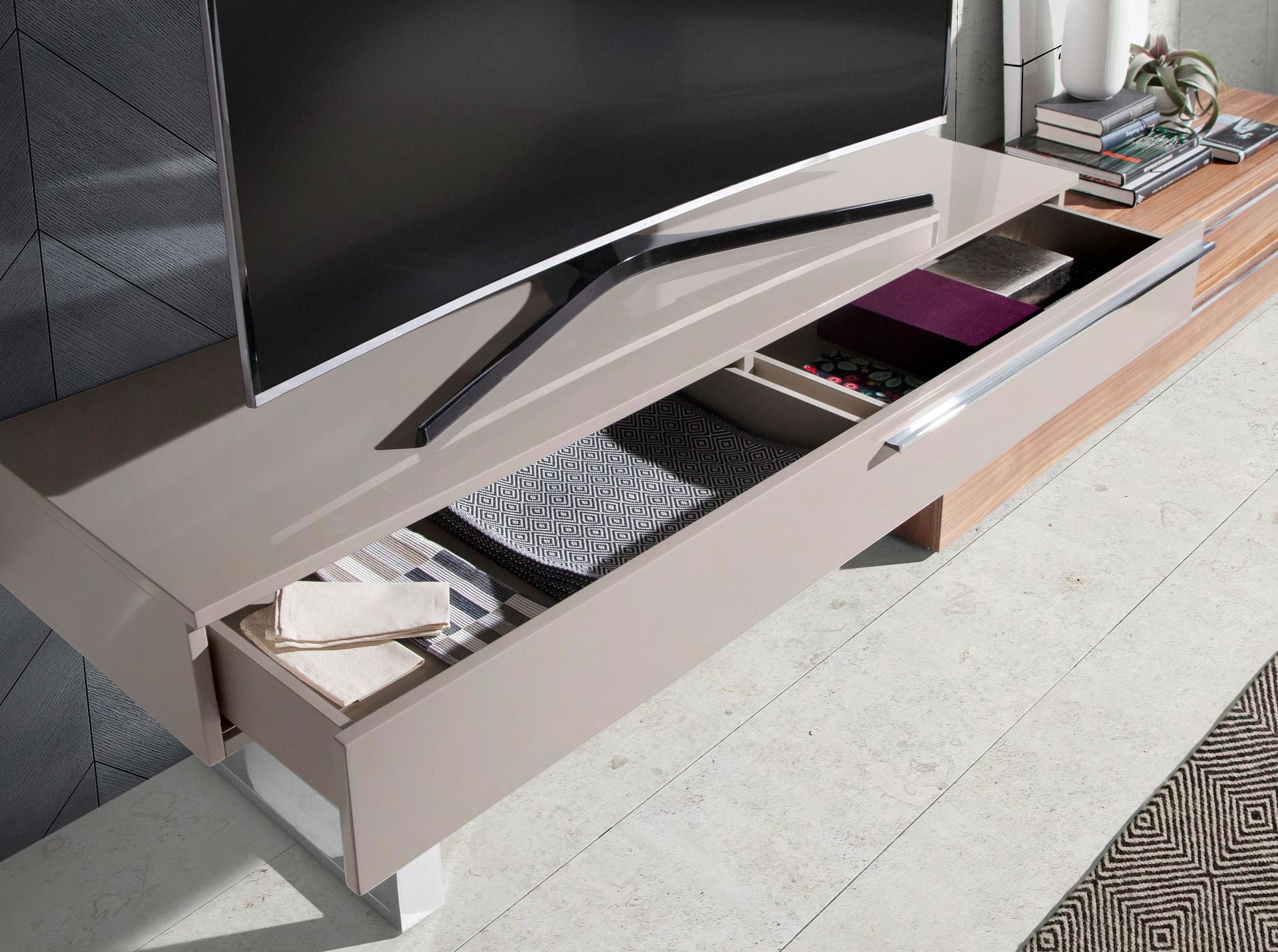 Mobile TV in legno beige, noce e acciaio cromato