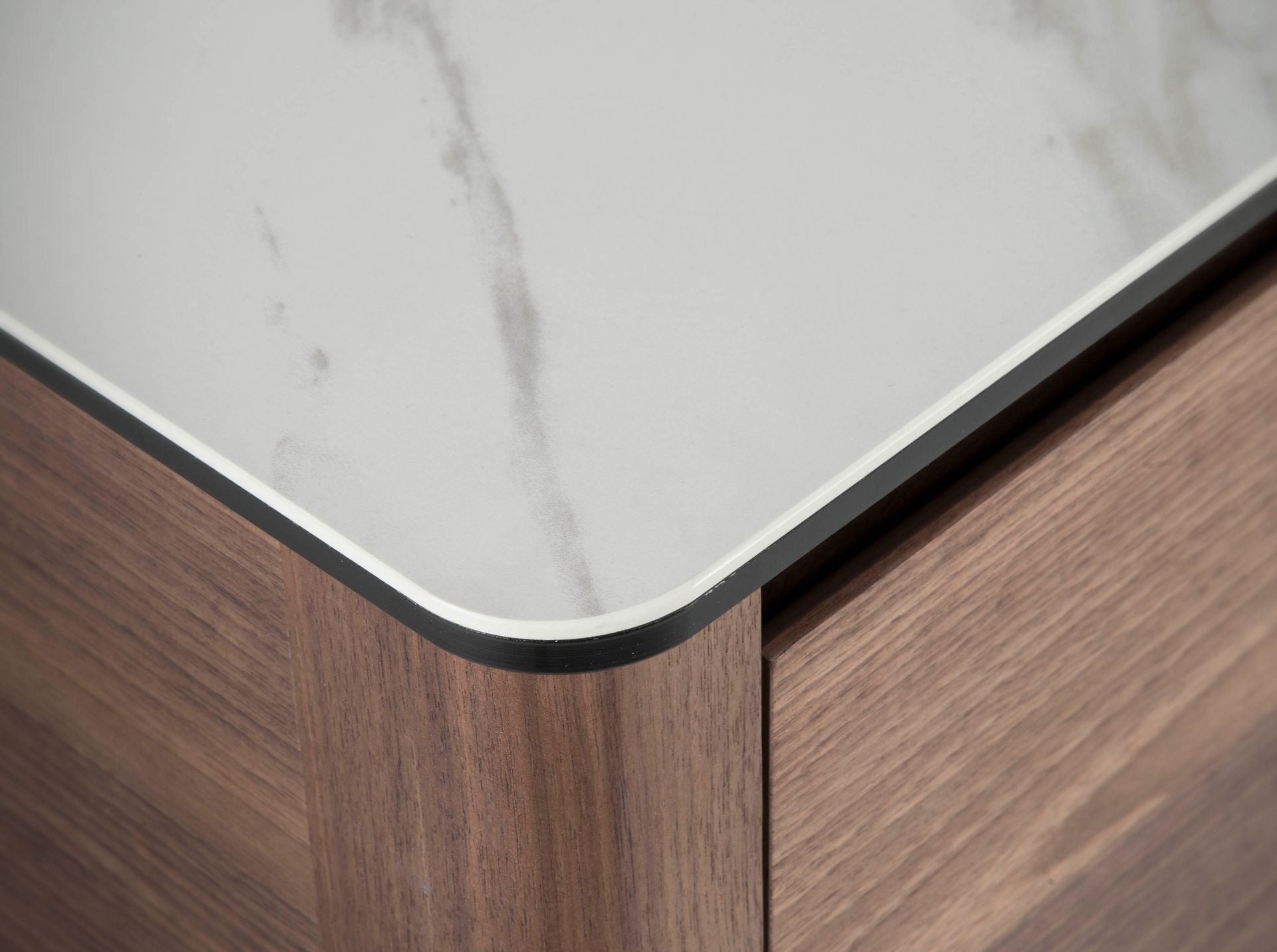 Porta TV in noce con piano in vetro a imitazione del marmo