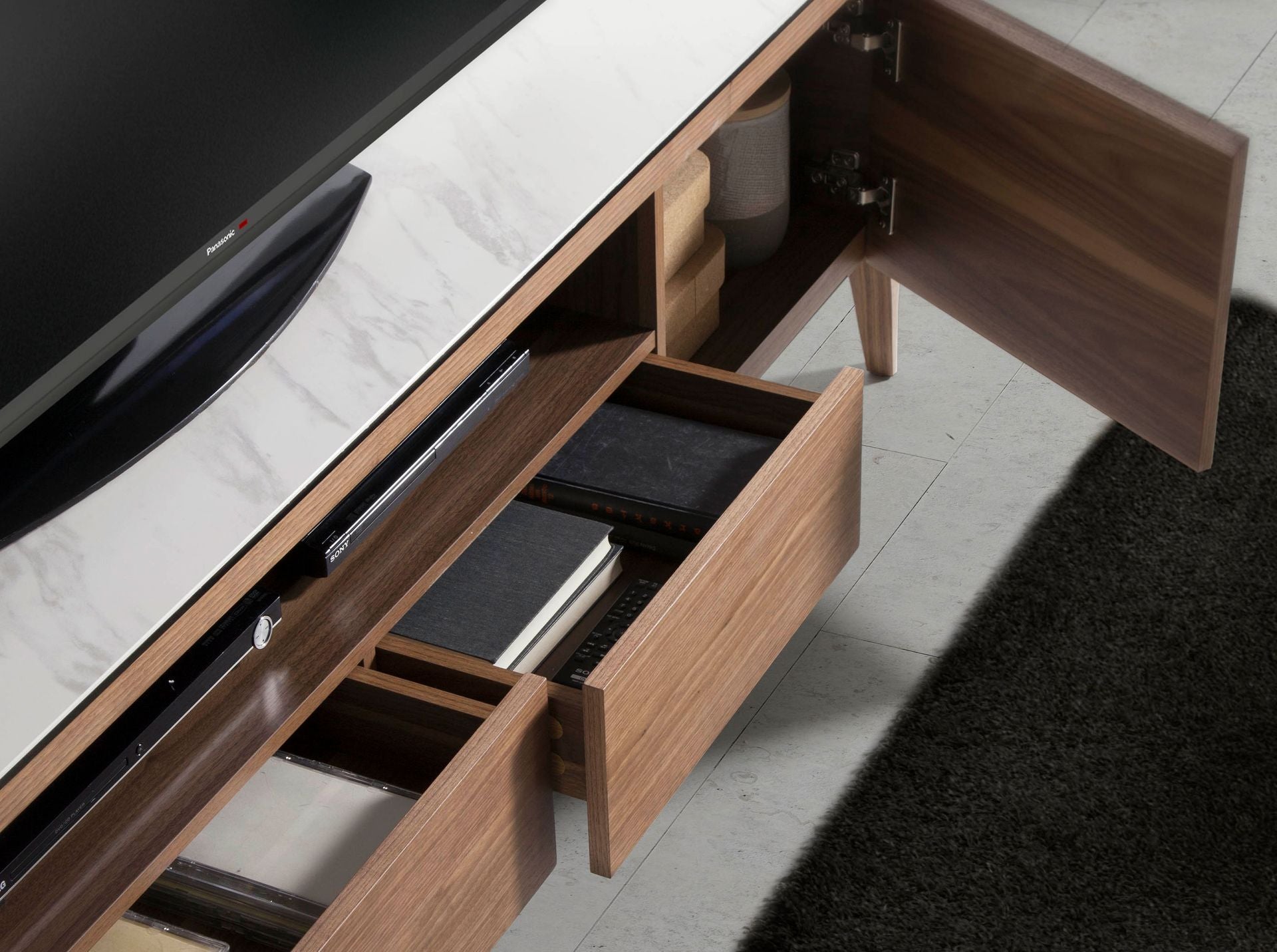 Porta TV in noce con piano in vetro a imitazione del marmo