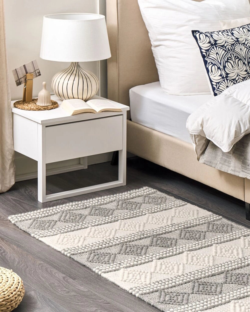 Tappeto in lana beige chiaro e grigio poliestere 80 x 150 cm intrecciato a mano motivo geometrico boho soggiorno camera da letto