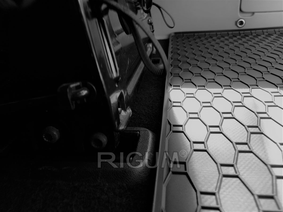 235B-437058 - Tappeto gomma baule - VW T5 L1 dal 2003 al 2015, T6 L1 dal 2015 al 2019, T6.1 L1 dal 2019 al 2021