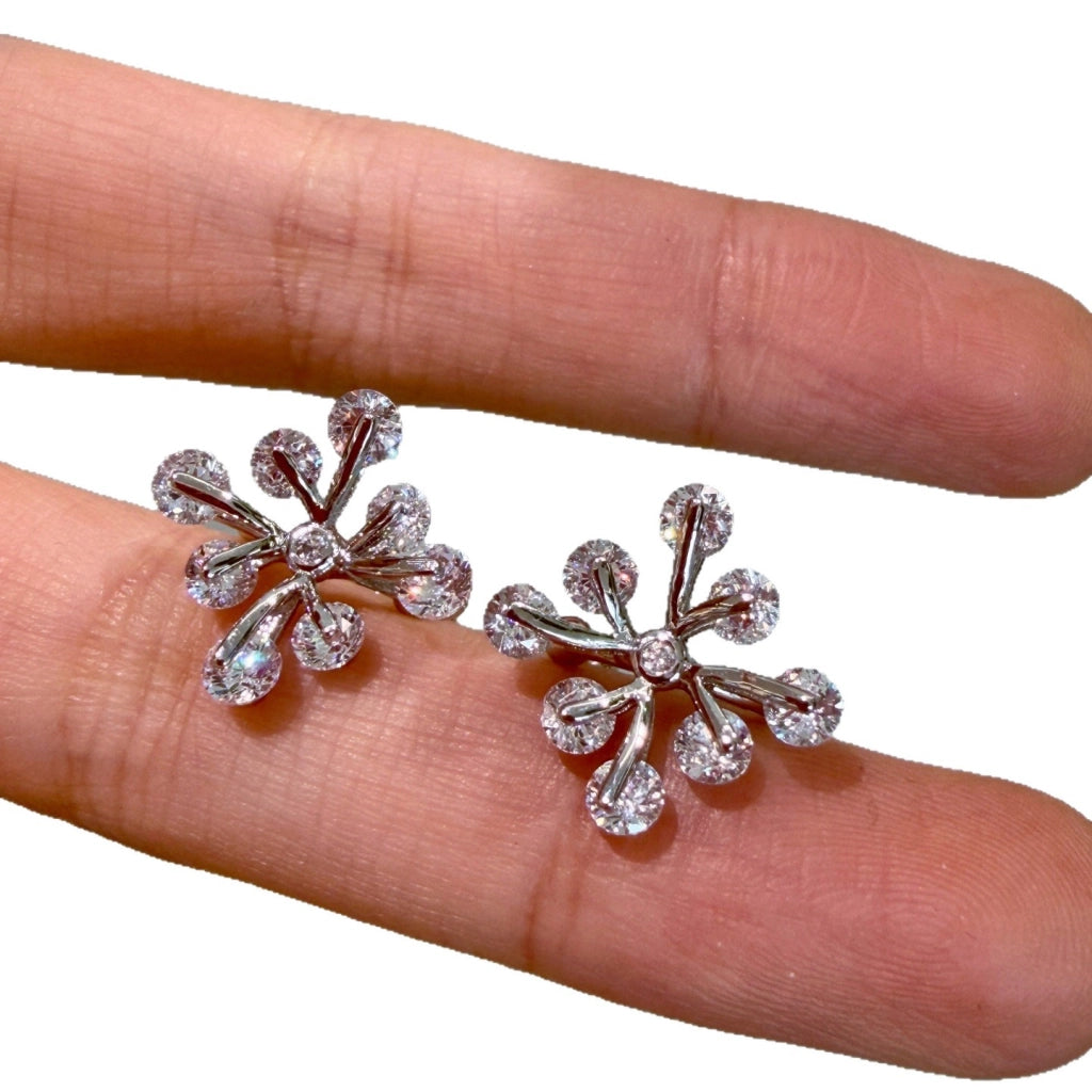 Squisiti orecchini a clip floreali con zirconi e un design a fiocco di neve super scintillante