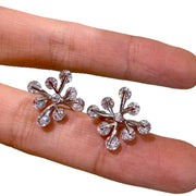 Squisiti orecchini a clip floreali con zirconi e un design a fiocco di neve super scintillante