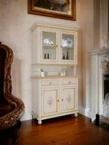 Credenza cristalliera napoletana in legno Shabby chic 2 ante avorio anticato decorata filo arancio
