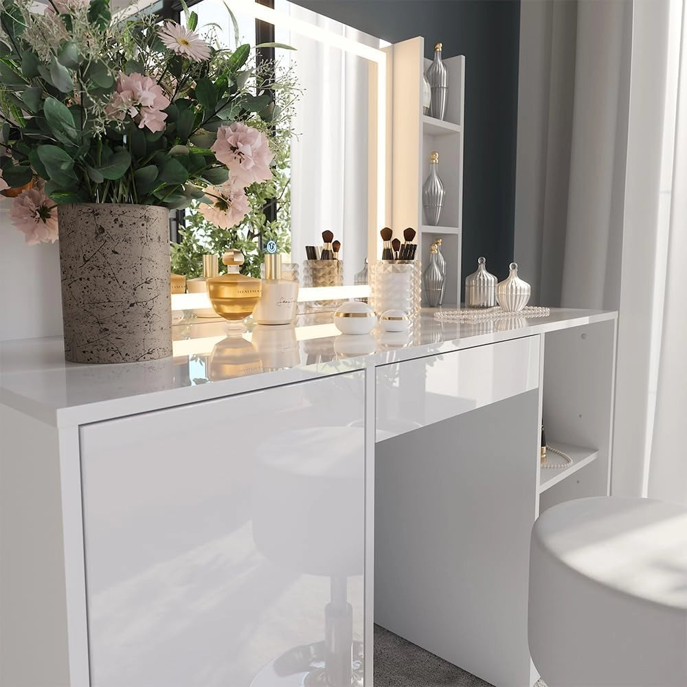 Tavolo da toeletta Sherry, Bianco/bianco lucido, 128.2 cm con specchio LED e sgabello, con piano d'appoggio laterale e presa elettrica integrata
