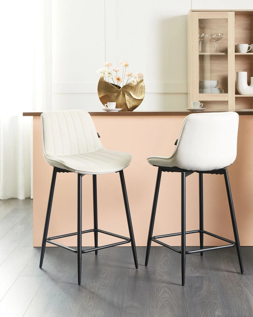 Set di 2 sedie da bar in velluto beige chiaro con gambe d'acciaio senza braccioli salotto soggiorno moderno