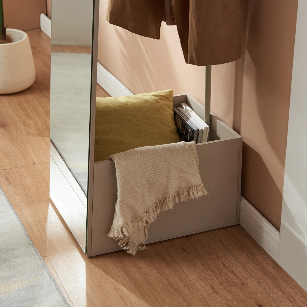 Specchio da Terra Saden con Appendiabiti e Vano Portaoggetti 165 x 40 x 51 cm - Avena Oatmeal [en.casa]