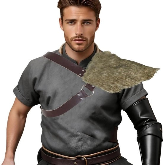 Cappotto da LARP con schiena imbottita di pelle in pvc imitazione di pelo di castoro scuro, colore marrone, con cinturino e fibbia, adattabile, per cosplay e mercatini medievali e Halloween