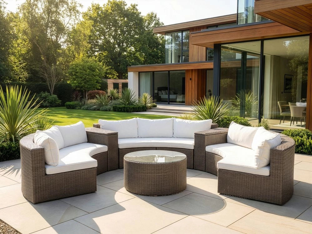 Set divano ad angolo da giardino marrone finto rattan a forma di U 9 posti cuscini bianchi curvi con tavolo set di conversazione