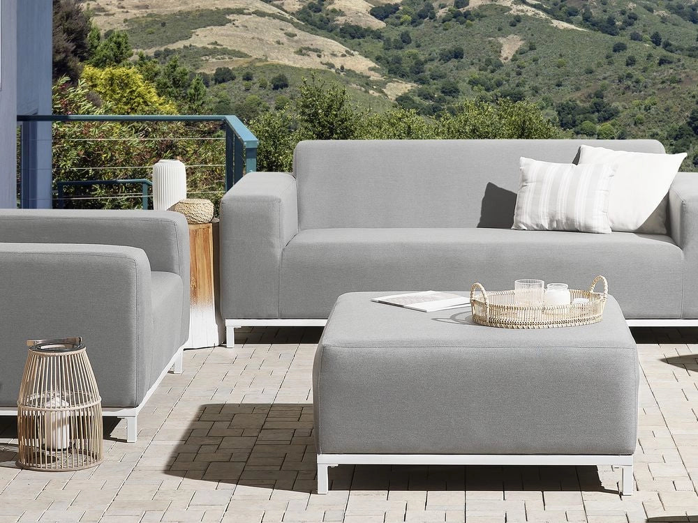 Pouf in tessuto grigio chiaro e piedini bianchi per interni ed esterni struttura in metallo resistente all'acqua