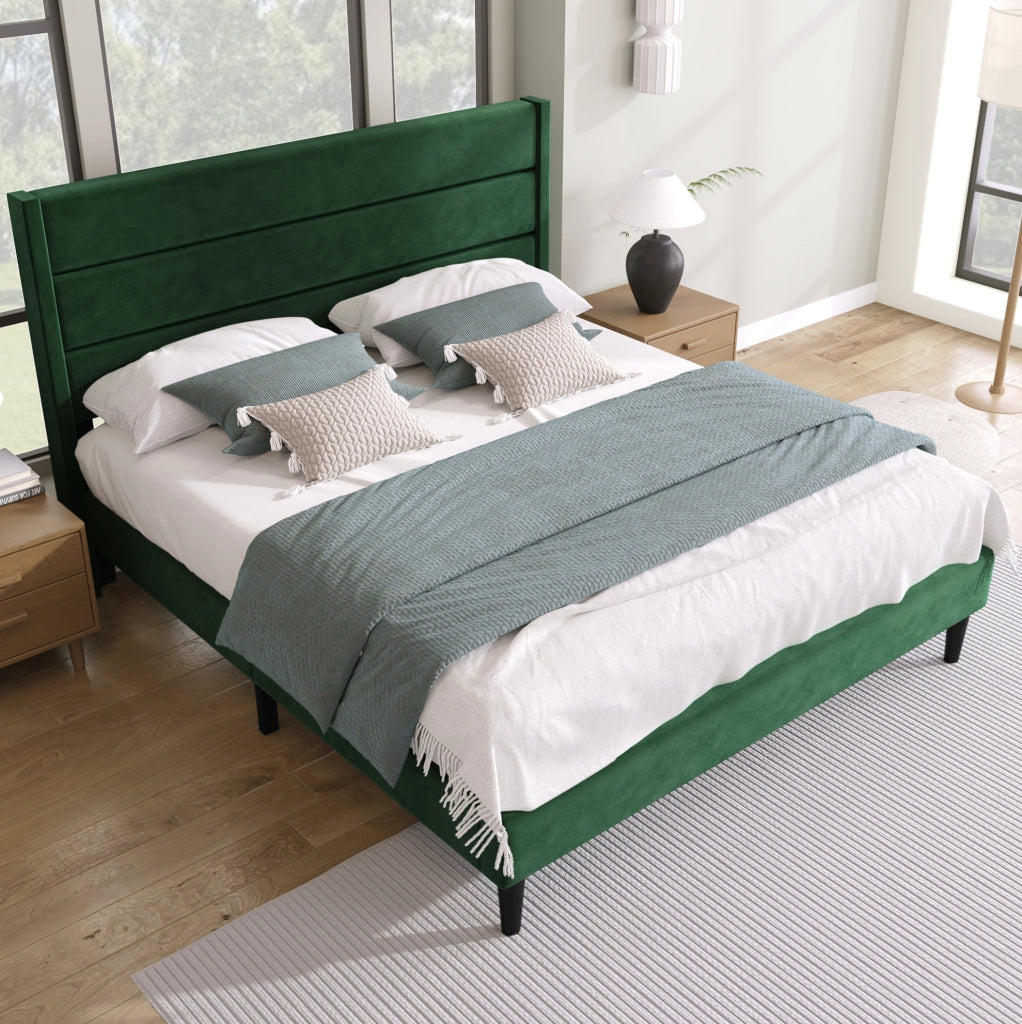 Letto imbottito 140x200 cm con testiera e rete a doghe; velluto verde scuro
