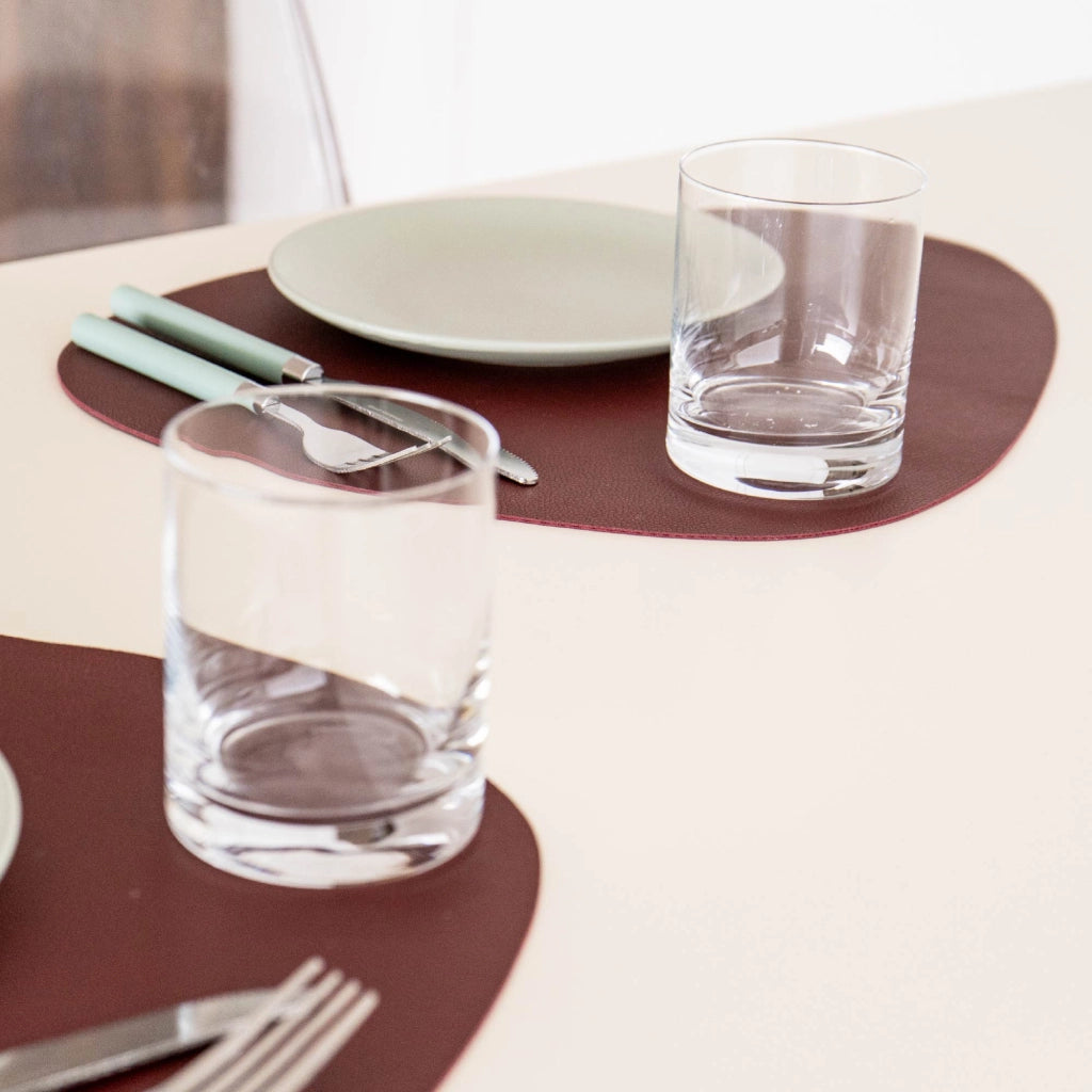 Set di 4 Tovagliette Americane in Similpelle – Eleganti, Antimacchia, Antiscivolo, Impermeabili, Termoresistenti e Lavabili – Utilizzabili da Entrambi i Lati, Ideali per Tavolo da Pranzo o Cucina Bordeaux