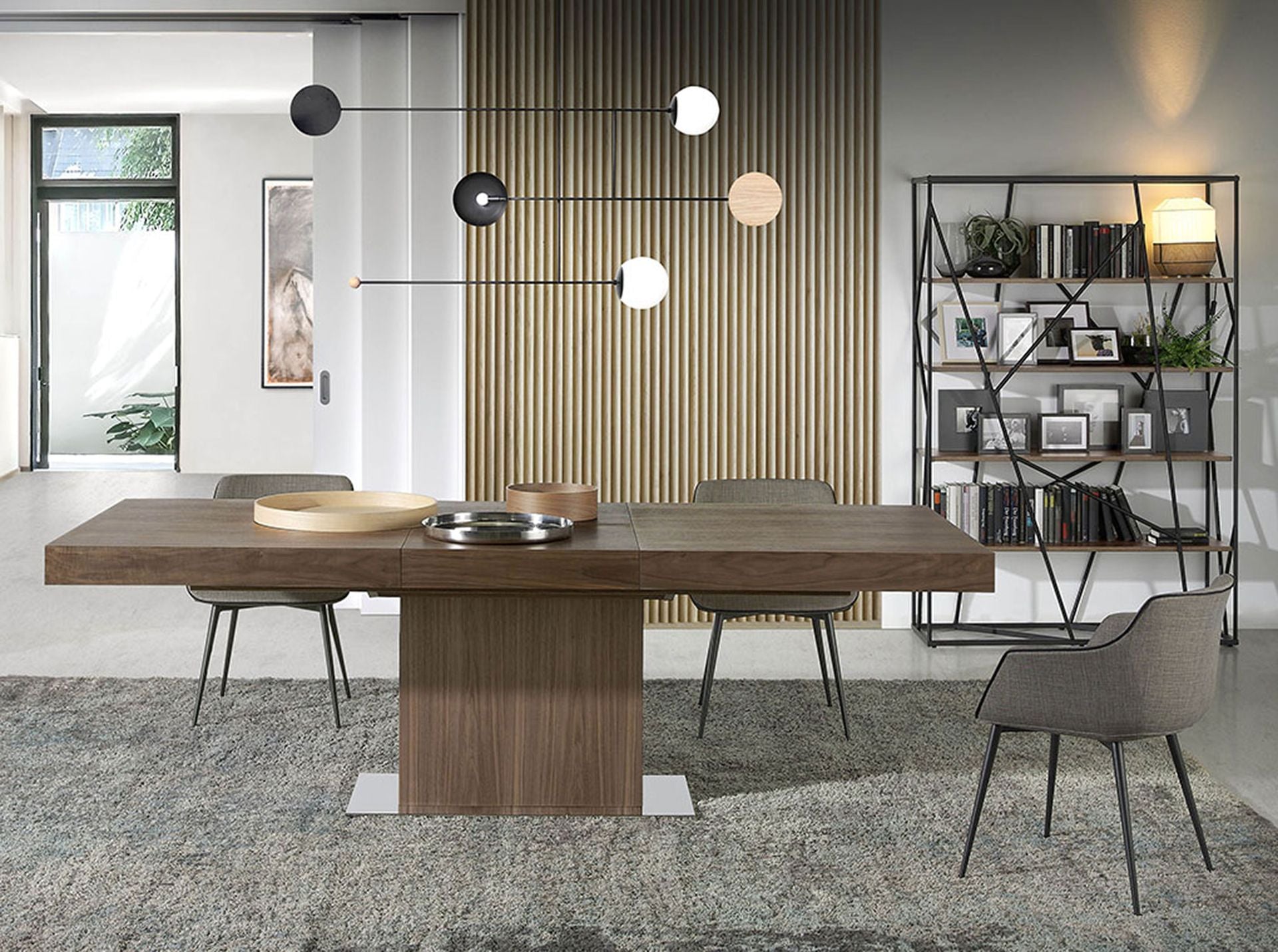 Scaffali in noce e acciaio nero