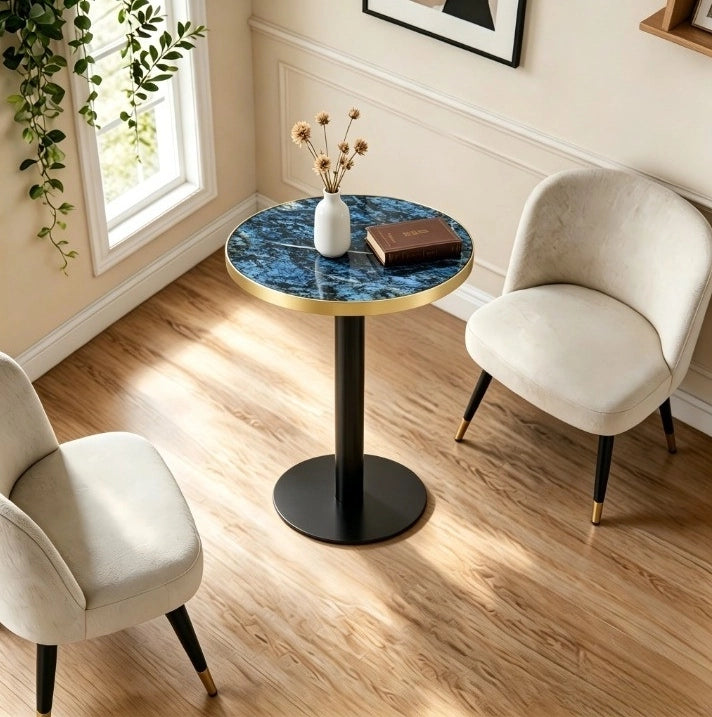 Tavolino rotondo in MDF effetto marmo blu con bordo oro e struttura in metallo nero; 60 cm