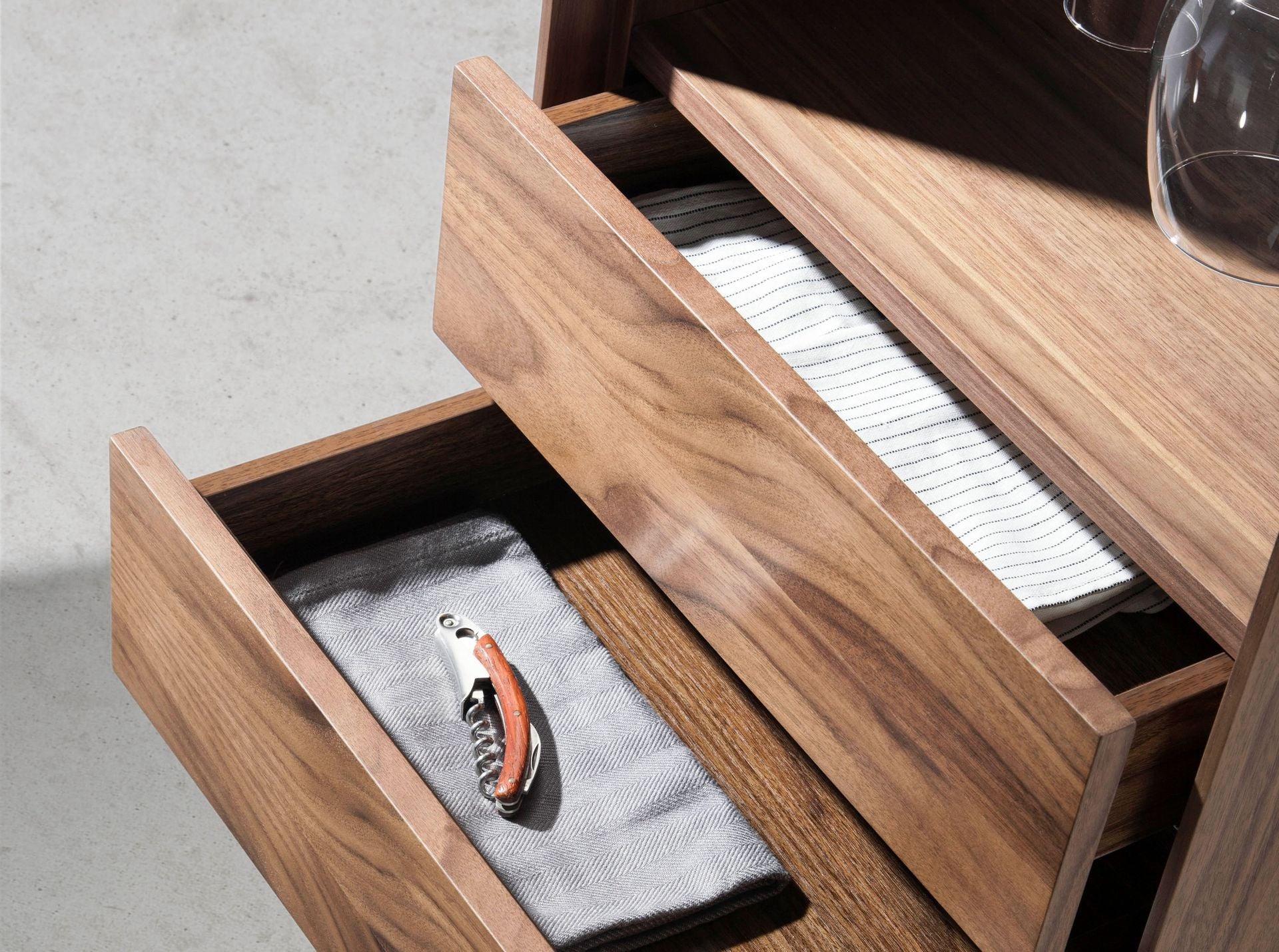 Mobile bar girevole in noce