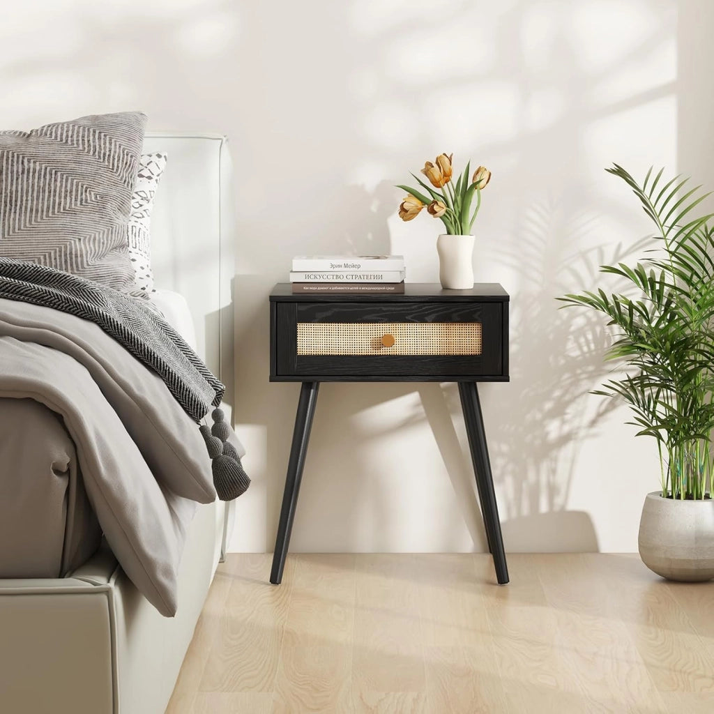 Comodino con Cassetto in Rattan, Comodino Camera da Letto in Stile Boho con Gambe in Legno di Pino, Tavolino Lato da Notte con Piedini Antiscivolo per Soggiorno, 48 x 40 x 58 cm (Nero)