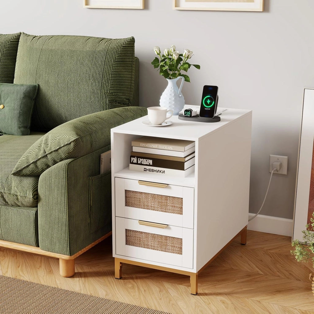 Comodino con Stazione di Ricarica Integrata, Tavolino da Notte Stile Boho in Rattan, 2 Cassetti & Ripiano Aperto, Piedini in Metallo Robusti, Mobiletto per Camera da Letto (Bianco,1)