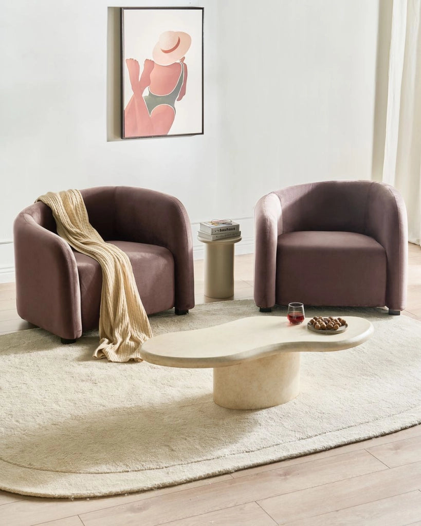 Set moderno ed elegante di 2 poltrone con schienale curvo e braccioli imbottiti in velluto marrone scuro