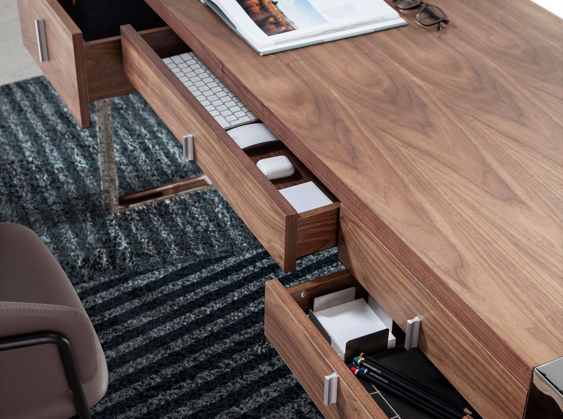 Scrivania in noce e acciaio cromato