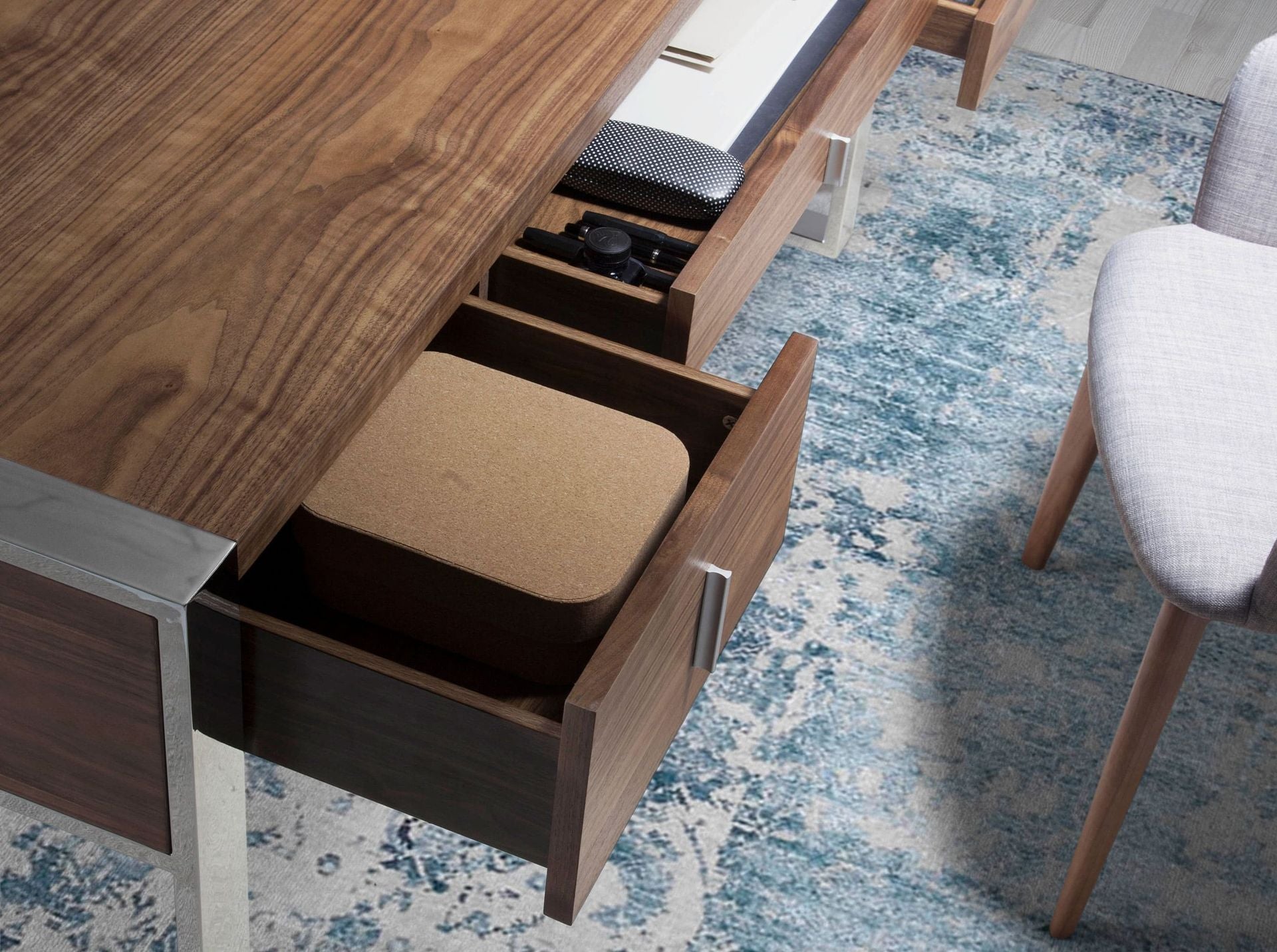 Scrivania in noce e acciaio cromato