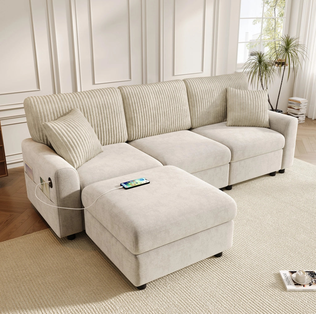 Sofa moderno beige con pouf; 2 cuscini; porta USB e Type-C; 223x146x84 cm