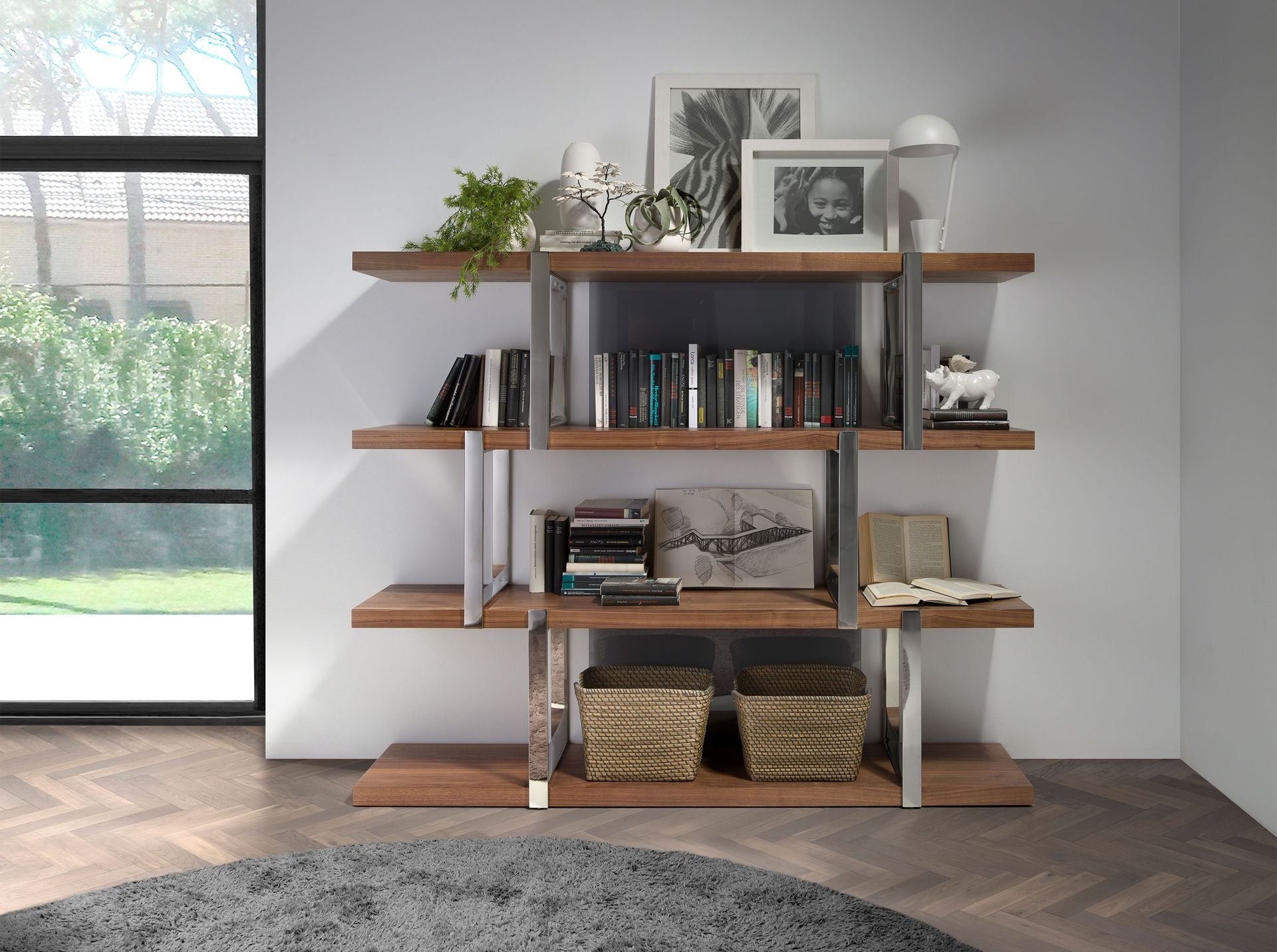 Libreria in noce con ripiani in vetro nero