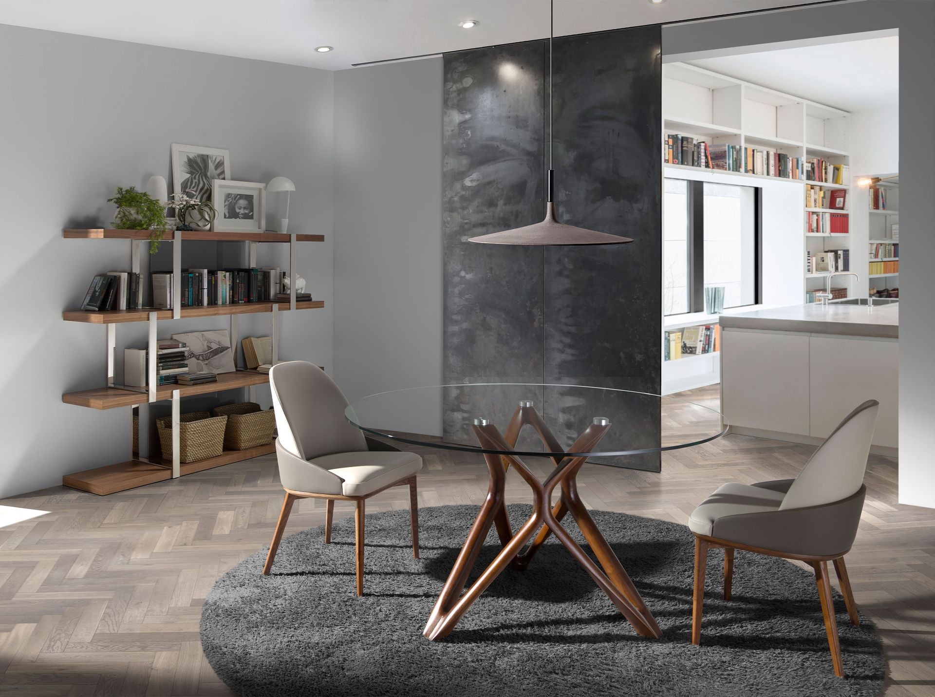 Libreria in noce con ripiani in vetro nero