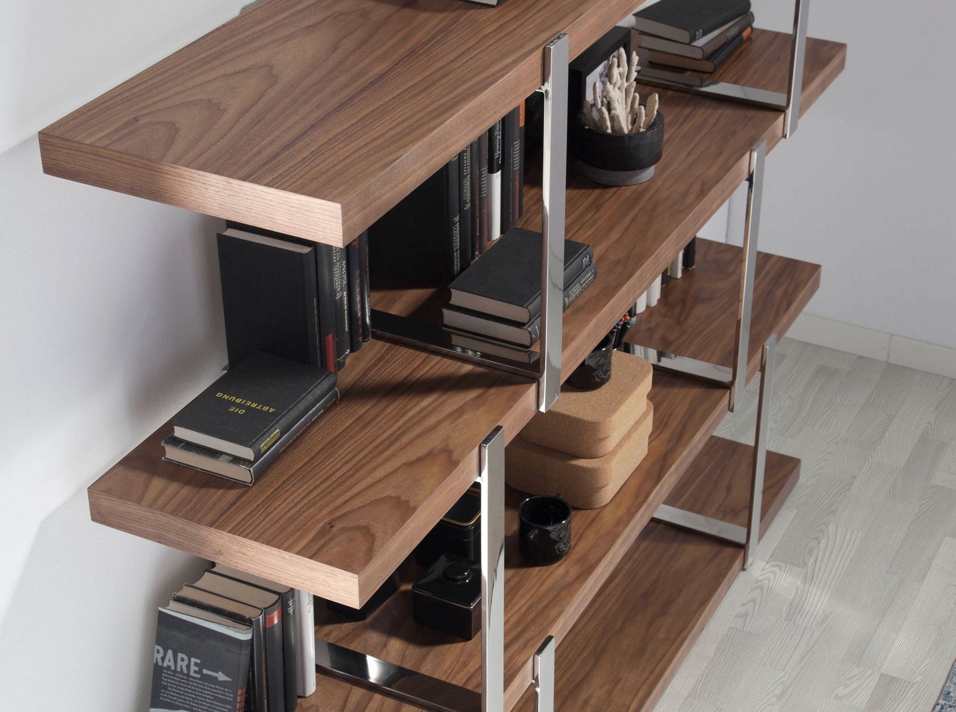 Libreria in noce con ripiani in vetro nero