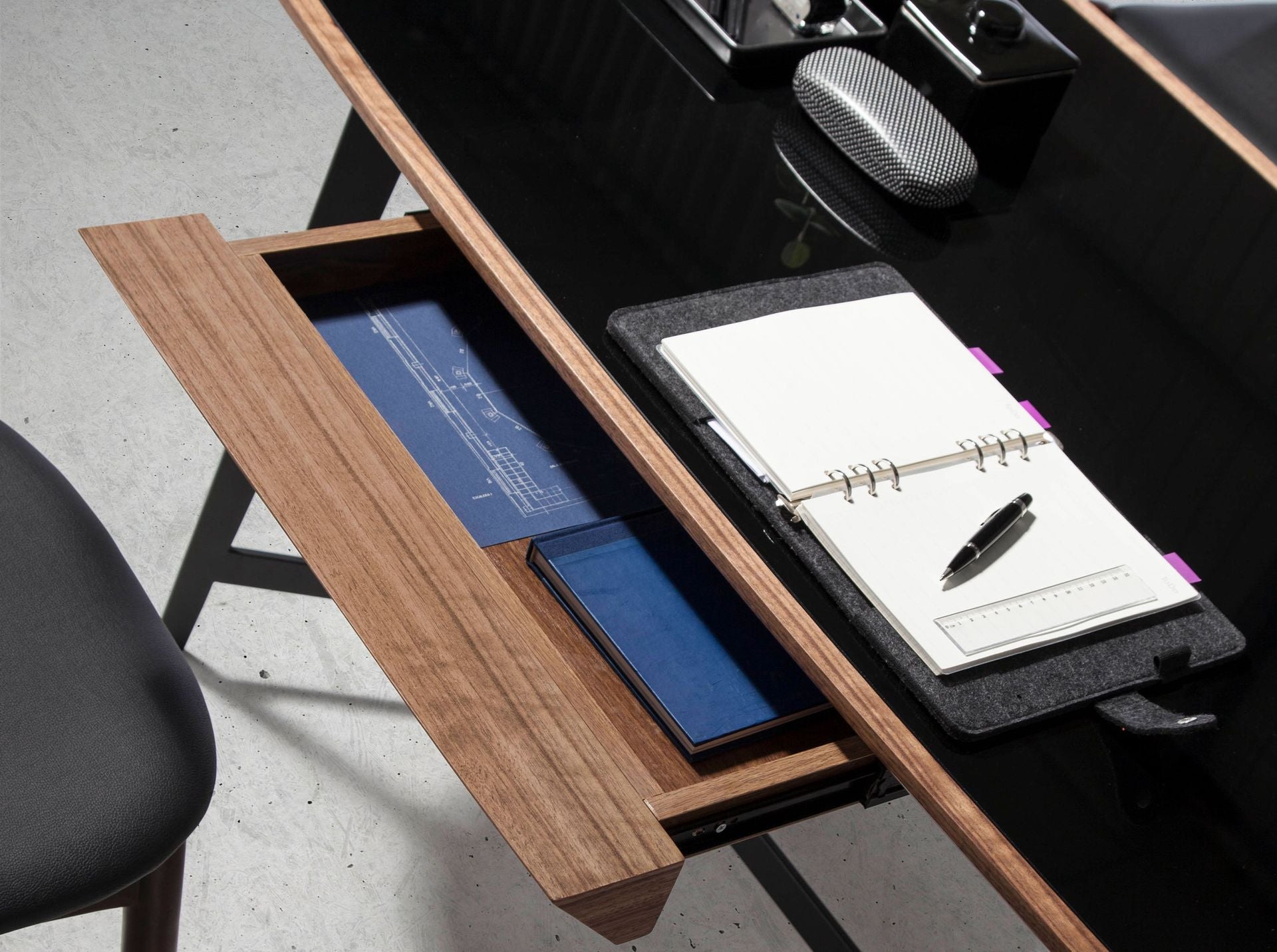 Scrivania in noce e acciaio nero con piano in vetro nero