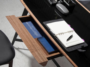 Scrivania in noce e acciaio nero con piano in vetro nero