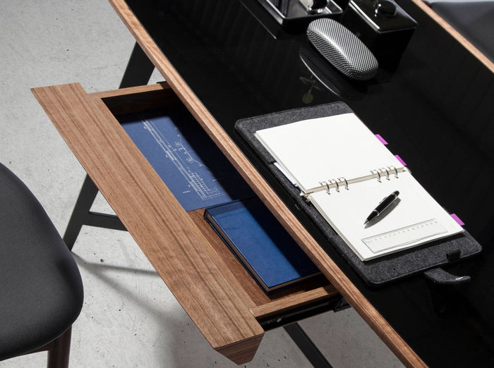 Scrivania in noce e acciaio nero con piano in vetro nero