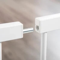 Cancelletto per Cani Estensibile con Porta a Chiusura Automatica, in Metallo e ABS, 75-131x76 cm, Bianco