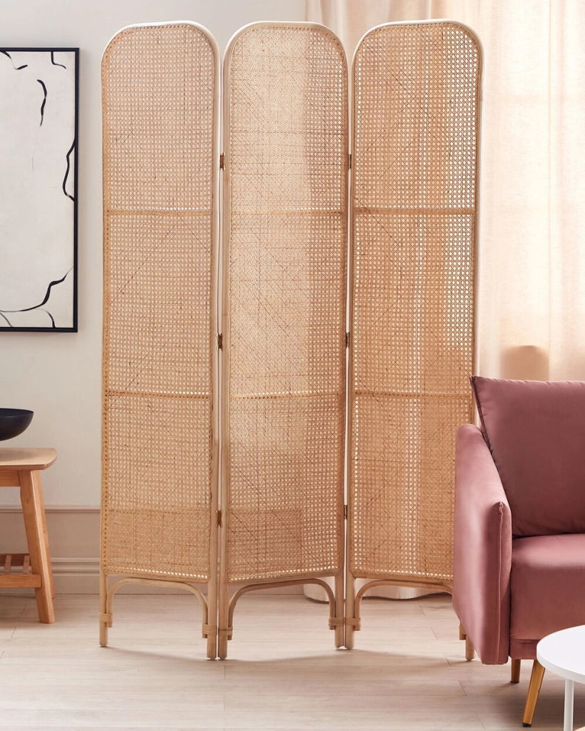 Divisorio per ambienti con telaio in rattan naturale e rete a 3 pannelli, schermo pieghevole e decorativo.