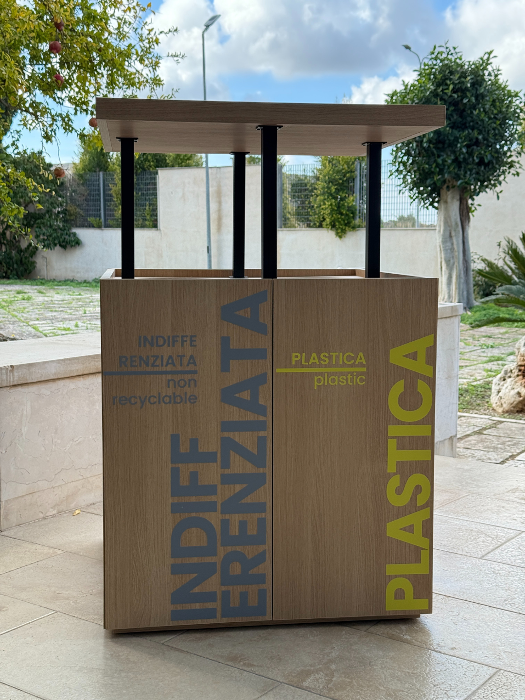 Porta Rifiuti per Raccolta Differenziata in Legno – Mobile con Svuota Vassoi – 4 Scomparti con Cestini in Acciaio Inox Estraibili – 70x70x110 cm
