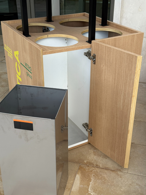 Porta Rifiuti per Raccolta Differenziata in Legno – Mobile con Svuota Vassoi – 4 Scomparti con Cestini in Acciaio Inox Estraibili – 70x70x110 cm