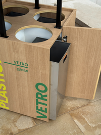 Porta Rifiuti per Raccolta Differenziata in Legno – Mobile con Svuota Vassoi – 4 Scomparti con Cestini in Acciaio Inox Estraibili – 70x70x110 cm