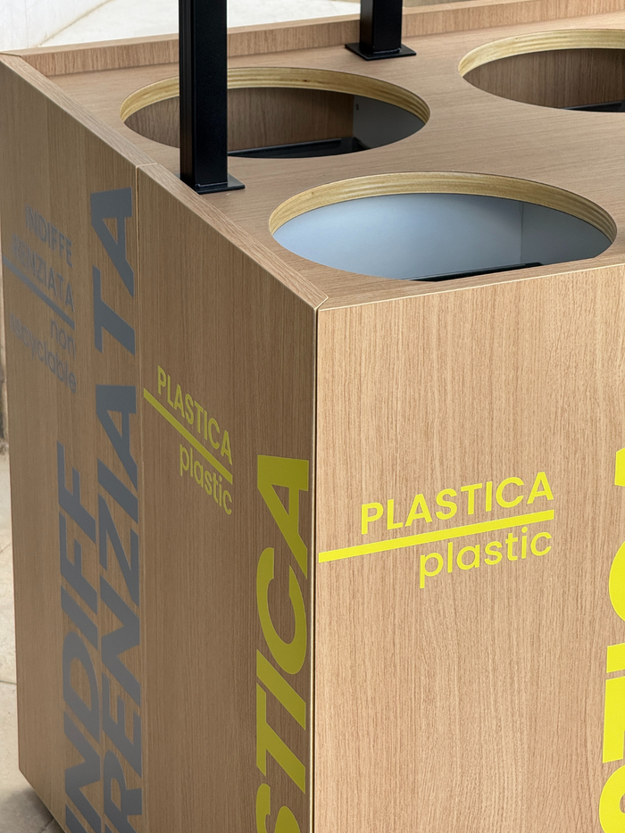 Porta Rifiuti per Raccolta Differenziata in Legno – Mobile con Svuota Vassoi – 4 Scomparti con Cestini in Acciaio Inox Estraibili – 70x70x110 cm