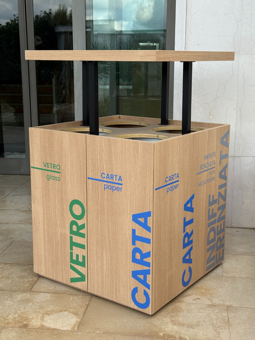 Porta Rifiuti per Raccolta Differenziata in Legno – Mobile con Svuota Vassoi – 4 Scomparti con Cestini in Acciaio Inox Estraibili – 70x70x110 cm